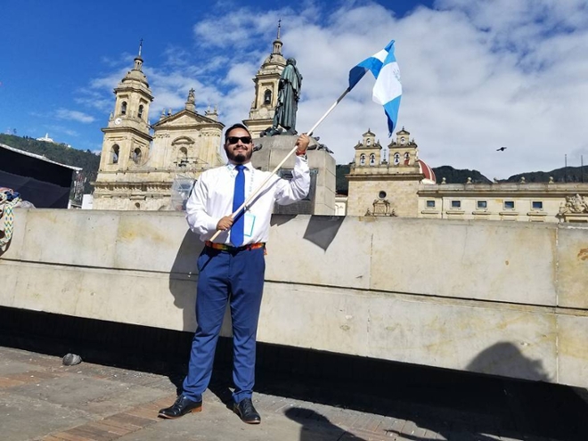 Rodrigo Moran waving an El Salvadorean flag