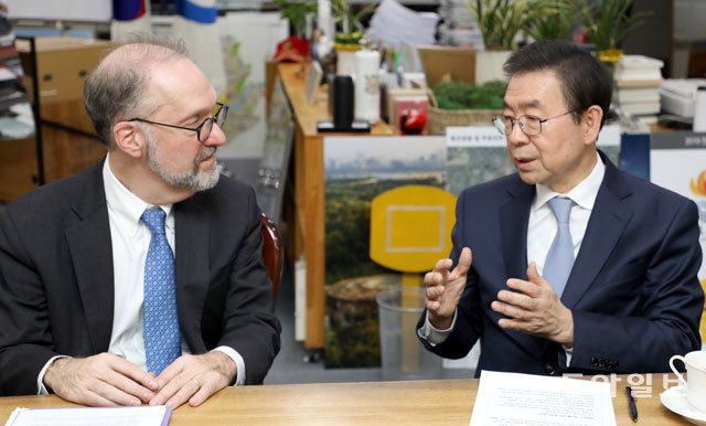Dean Weil meeting with Mayor of Seoul