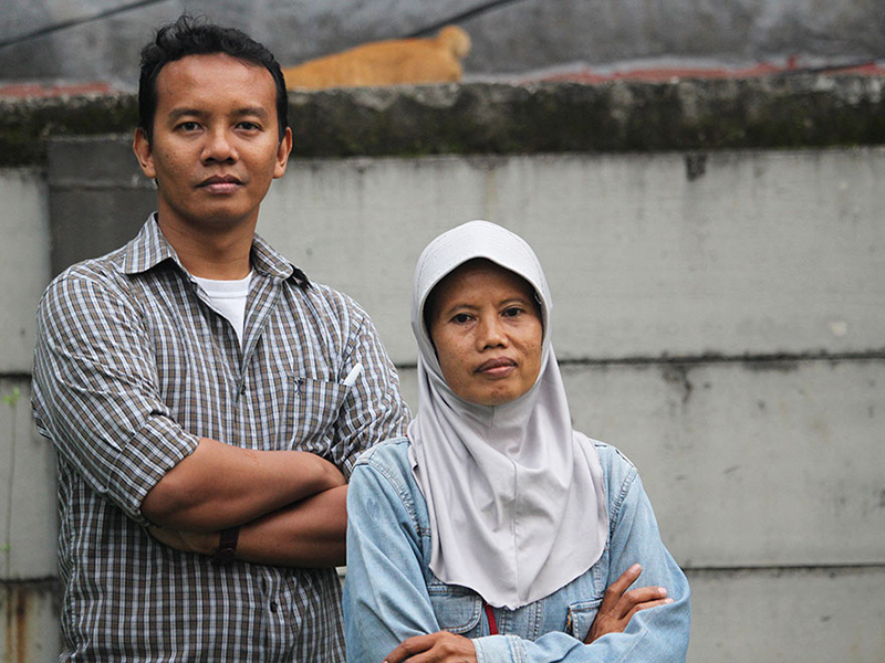 Wira Ginting from Indonesia’s Local Initiative for Occupational Health and Safety Network (left) and former asbestos worker Siti Kristina