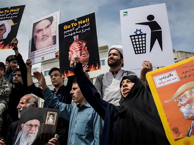 Protestors in Iran against Trump's decision to leave the Iran nuclear deal