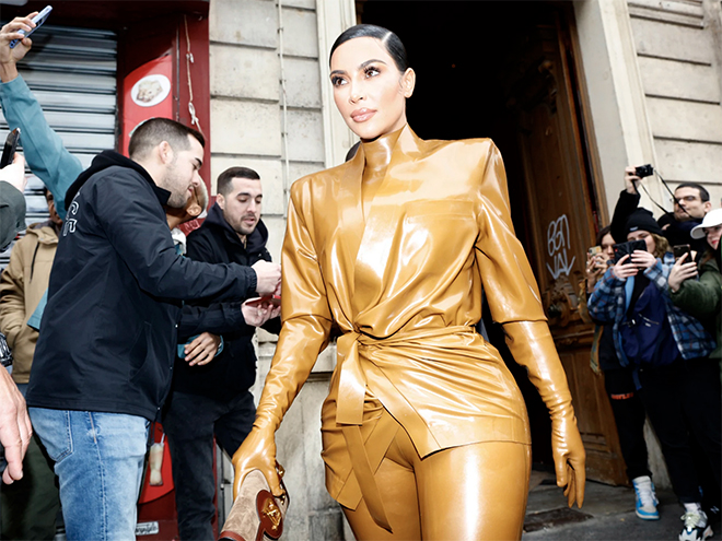 Kim Kardashian in front of paparazzi