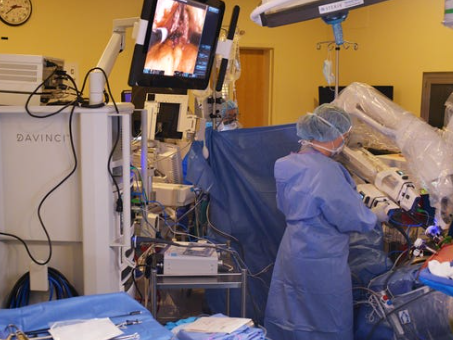 Small wonder: Robot at UMass Memorial performs minimally invasive cancer surgery
